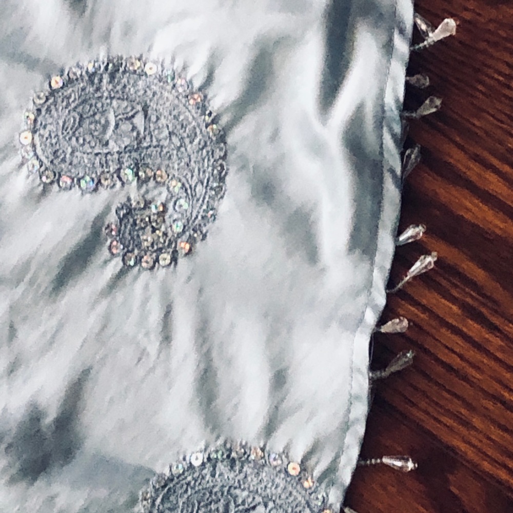 This Beautiful 💞Tree Skirt Grey / Silver  EUC - Picture 3 of 3